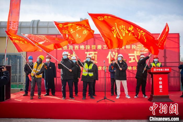 圖為封頂儀式現(xiàn)場。　浩爾娃 攝