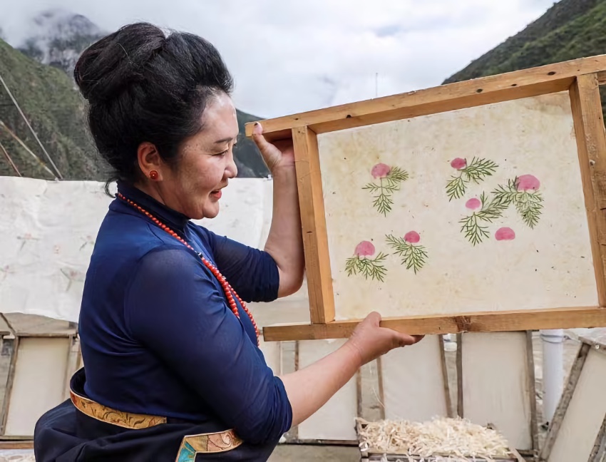 充巴傳統(tǒng)藏紙。德格縣融媒體中心供圖