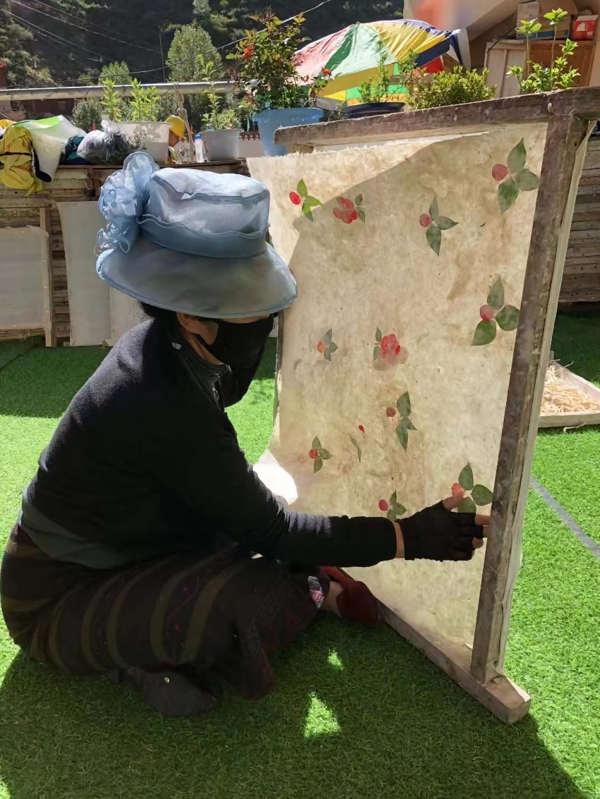 充巴傳統(tǒng)藏紙。德格縣融媒體中心供圖