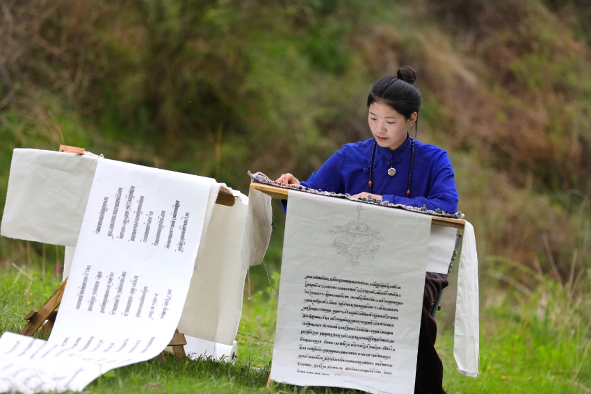 藏文書法。德格縣融媒體中心供圖