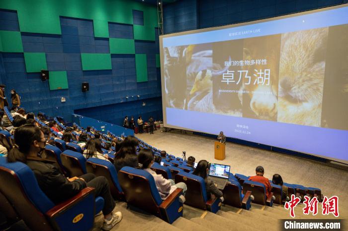 圖為首映式現(xiàn)場(chǎng)?！⊥踽?攝