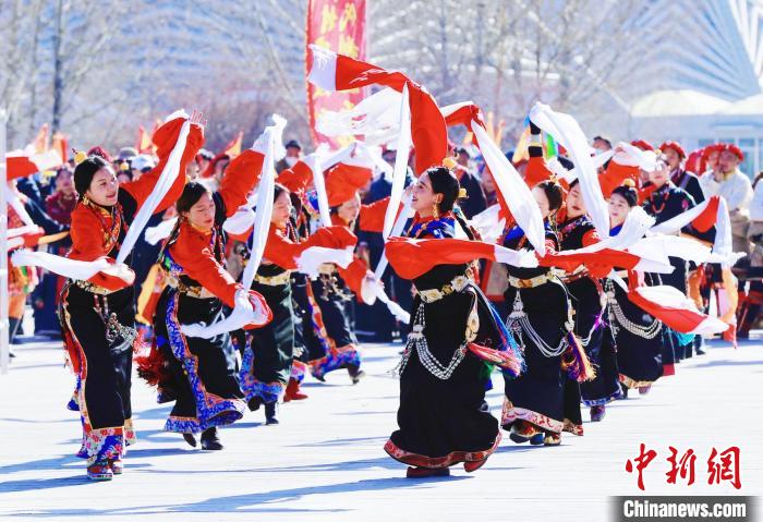 圖為玉樹群眾在廣場內(nèi)載歌載舞?！●R銘言 攝