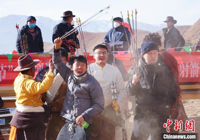 圖為藏族民眾跺腳歡呼慶祝弓箭手射中靶心?！●R銘言 攝