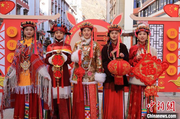 丹巴美女送祝福，迎新年?！±钣腊?攝