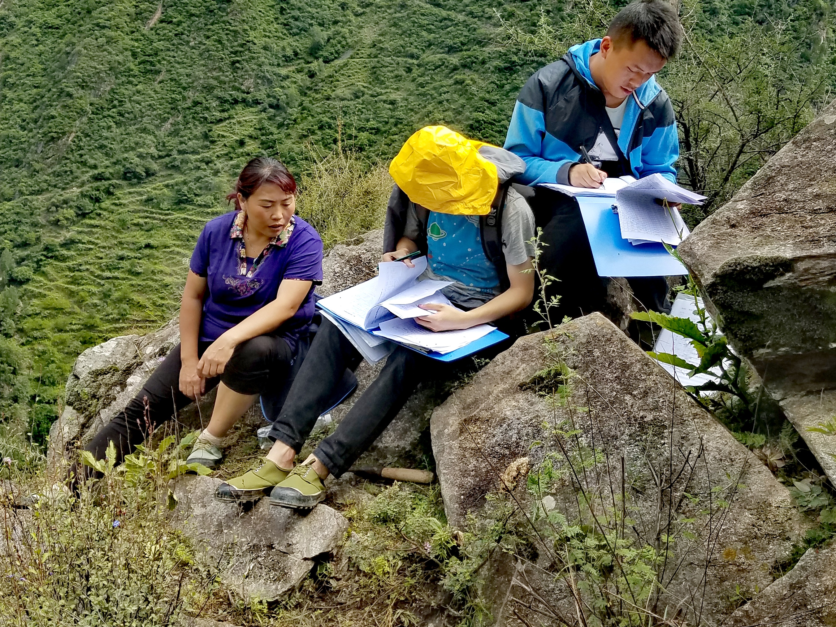 　2022年，余德春(左)協(xié)助排查震后地質(zhì)災(zāi)害隱患點。(圖為余德春提供)