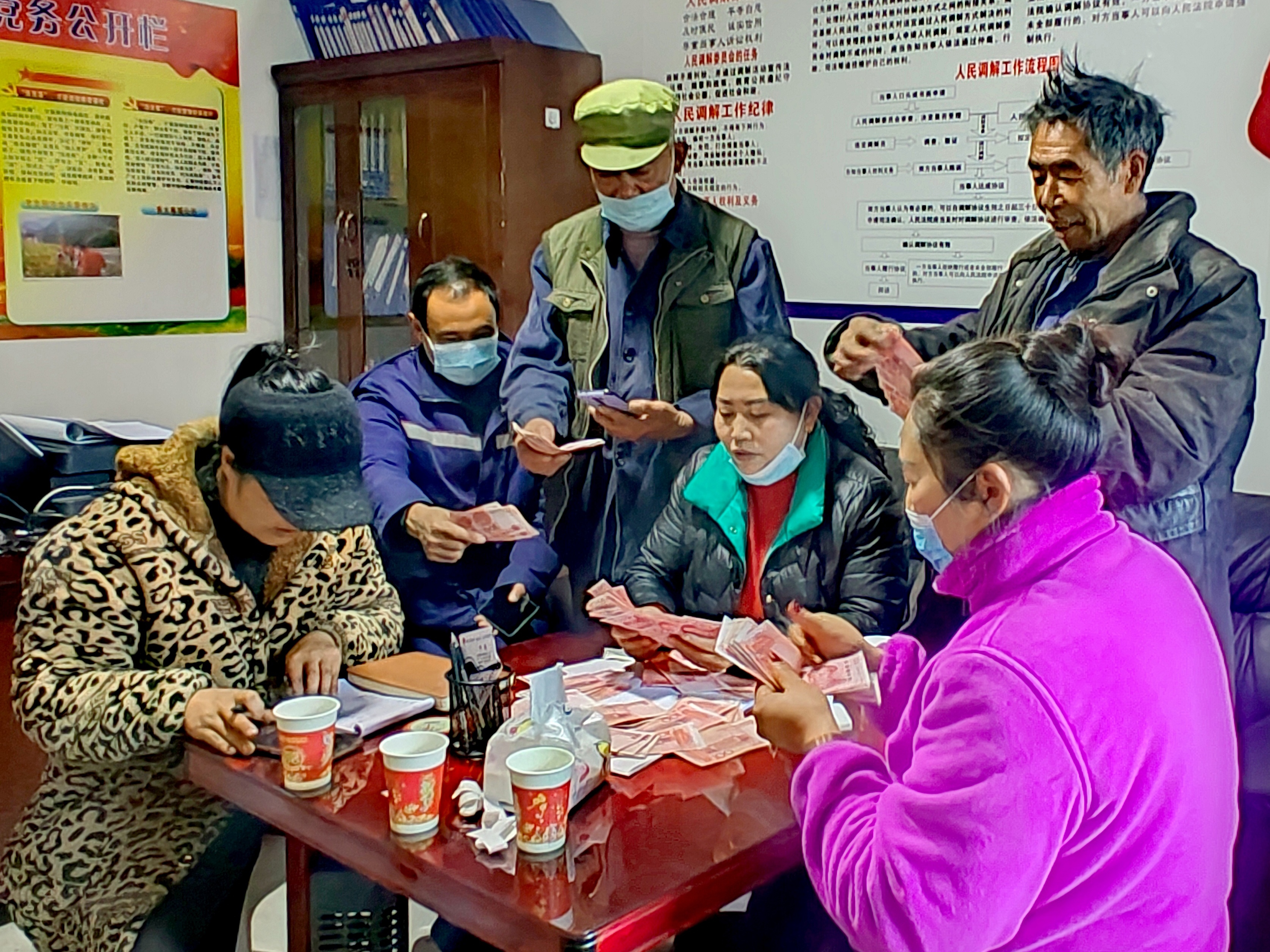 2022年，余德春給村民分紅。(圖為余德春提供)