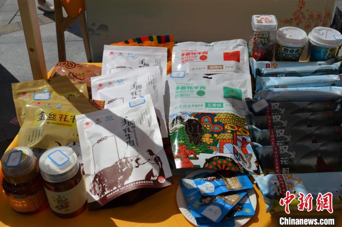 推介活動上的農(nóng)特產(chǎn)品展示?！≈炝杞?攝