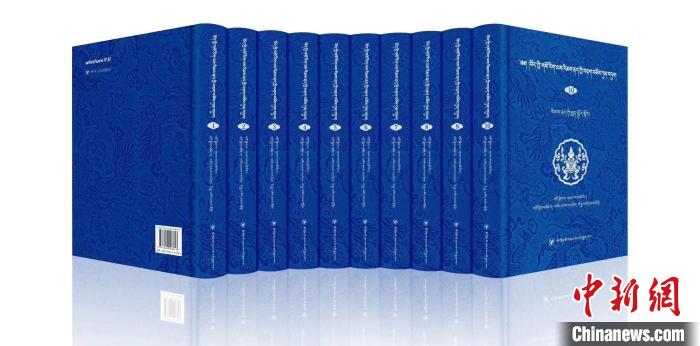 圖為青海果洛州藏醫(yī)專家桑德才讓擔(dān)任主編的《藏醫(yī)傳染性疾病文獻(xiàn)集成》?！∈茉L者 供圖