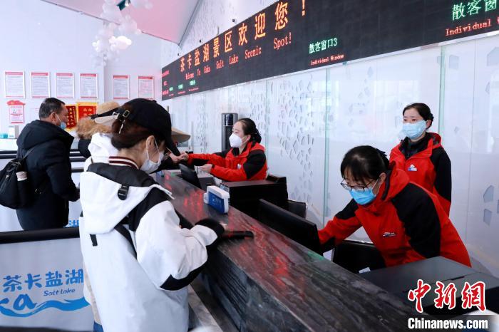 圖為茶卡鹽湖景區(qū)開園迎客?！⊥跎鷺s 攝