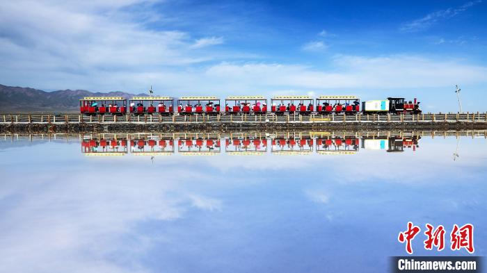 圖為茶卡鹽湖上的小火車。(資料圖) 王生榮 攝