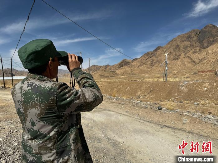 圖為文物保護(hù)員費(fèi)生平正在巡查?！±铍h 攝