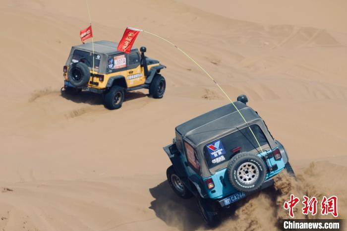 圖為高原沙漠機(jī)車越野挑戰(zhàn)賽現(xiàn)場?！≠F南縣委宣傳部供圖