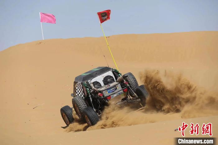 圖為高原沙漠機(jī)車越野挑戰(zhàn)賽現(xiàn)場?！≠F南縣委宣傳部供圖