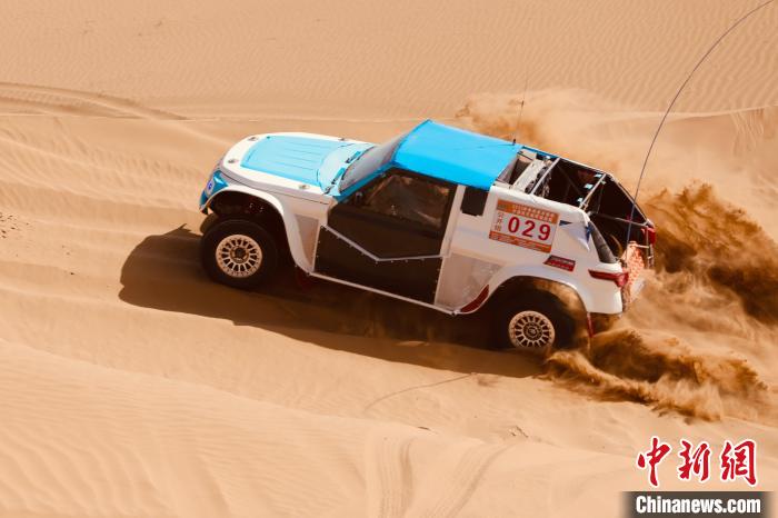 圖為高原沙漠機(jī)車越野挑戰(zhàn)賽現(xiàn)場?！≠F南縣委宣傳部供圖