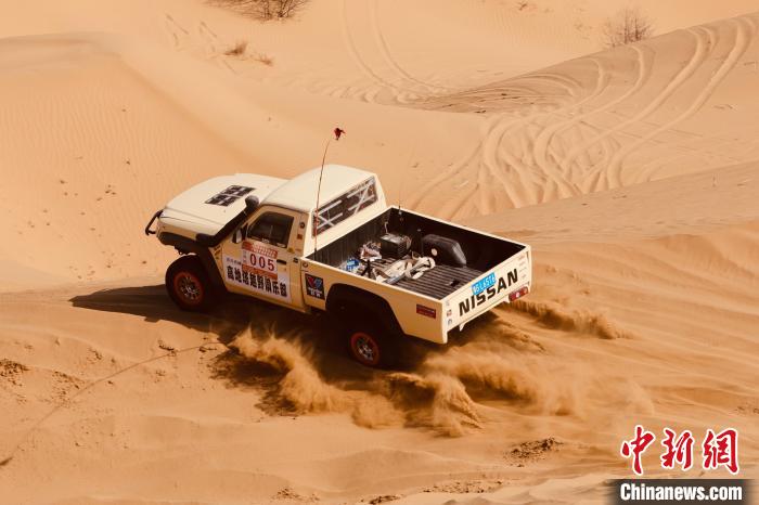 圖為高原沙漠機(jī)車越野挑戰(zhàn)賽現(xiàn)場?！≠F南縣委宣傳部供圖