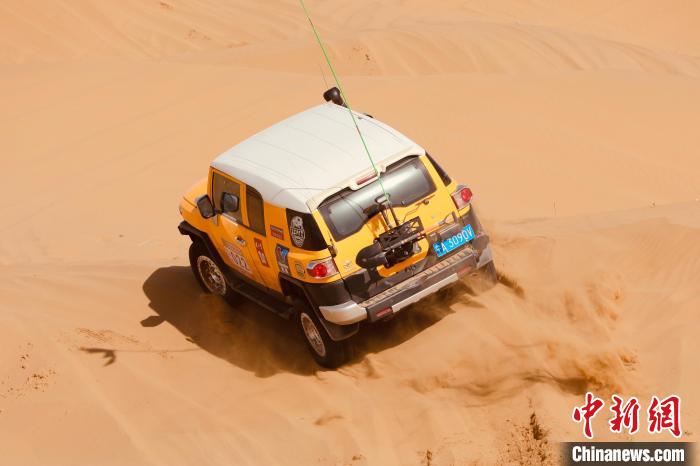 圖為高原沙漠機(jī)車越野挑戰(zhàn)賽現(xiàn)場?！≠F南縣委宣傳部供圖