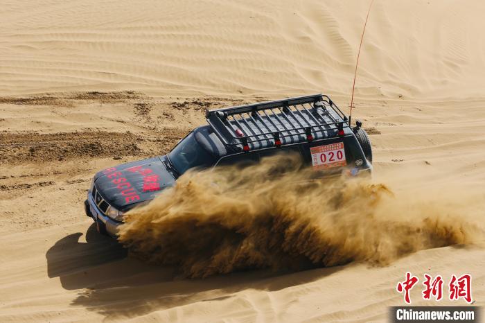 圖為高原沙漠機(jī)車越野挑戰(zhàn)賽現(xiàn)場?！≠F南縣委宣傳部供圖