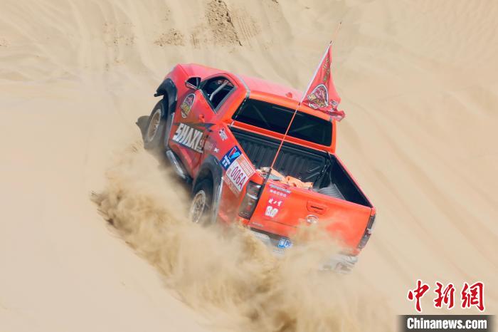 圖為高原沙漠機(jī)車越野挑戰(zhàn)賽現(xiàn)場?！≠F南縣委宣傳部供圖