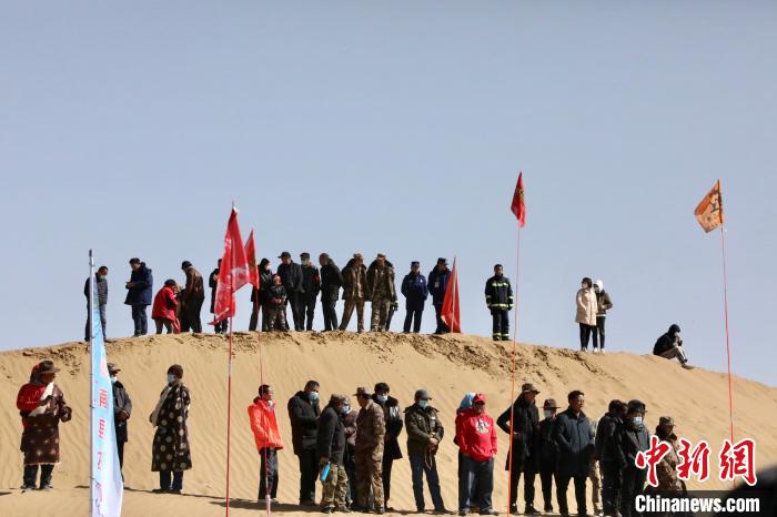 圖為來自各地的觀眾觀看比賽?！≠F南縣委宣傳部供圖