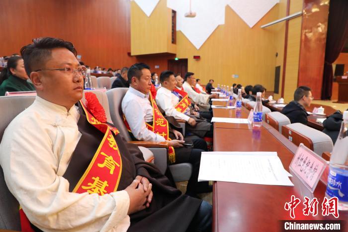 圖為玉樹州民族團結(jié)進步創(chuàng)建工作推進會現(xiàn)場?！『F龍 攝