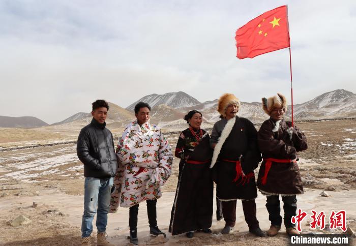 圖為青海省治多縣索加鄉(xiāng)干部群眾。(資料圖) 治多縣委宣傳部 供圖