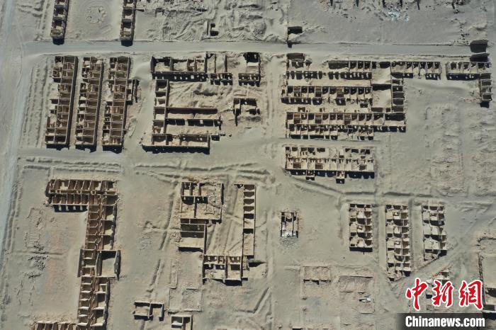 航拍青海省海西蒙古族藏族自治州茫崖市冷湖石油工業(yè)遺址保護區(qū)。　馬銘言 攝