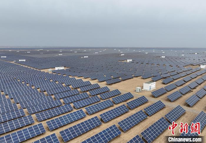 圖為航拍青海省海南藏族自治州共和縣塔拉灘光伏產(chǎn)業(yè)園?！∑钤鲚?攝