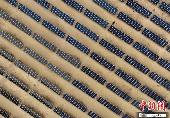 圖為航拍青海省海南藏族自治州共和縣塔拉灘光伏產(chǎn)業(yè)園?！∑钤鲚?攝