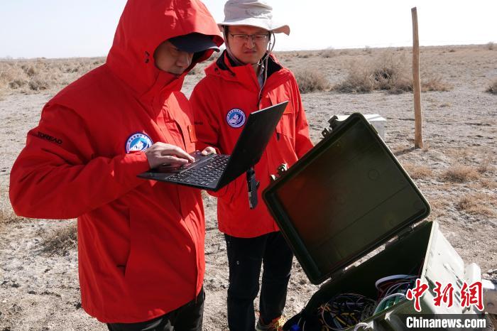 格爾木草地站，青藏科考隊員采集觀測數(shù)據(jù)。　<a target='_blank' href='/'><p  align=