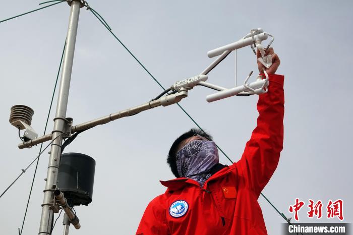 格爾木草地站，青藏科考隊(duì)員維護(hù)科研設(shè)備?！?lt;a target='_blank' href='/'><p  align=