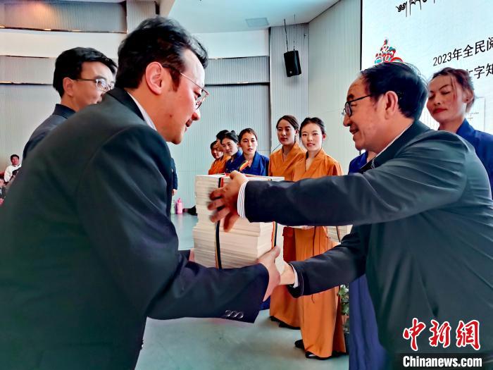 圖為贈送叢書?！?zhí)砀?攝