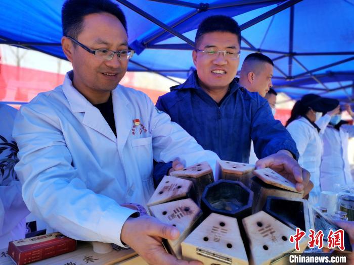 圖為青海省海東市樂(lè)都區(qū)中醫(yī)院八卦灸展示?！?zhí)砀?攝