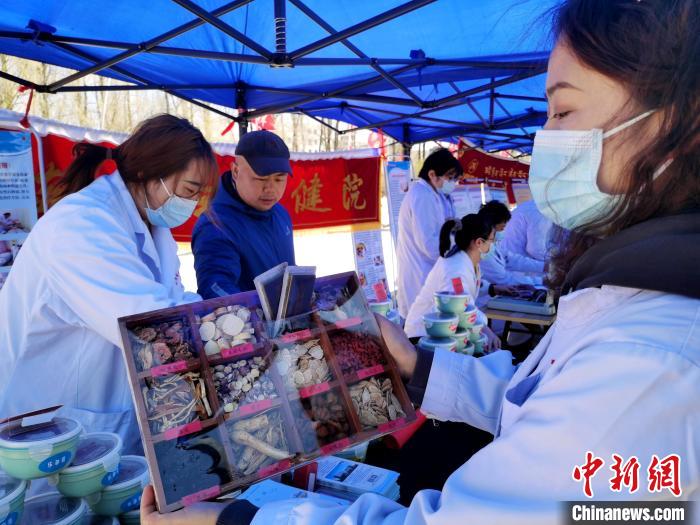 圖為中藥展示?！?zhí)砀?攝