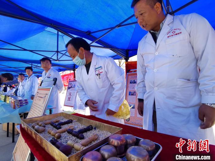 圖為青海省循化縣的國家級非遺項目尤闕療法的器械展示。　張?zhí)砀?攝