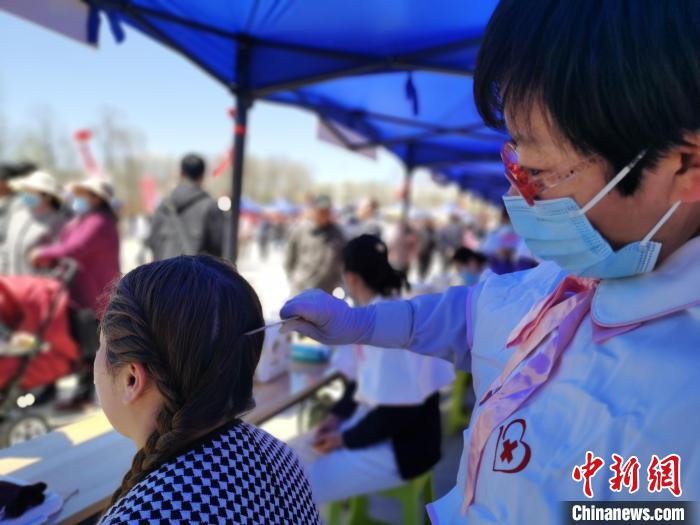 圖為刮痧?！?zhí)砀?攝