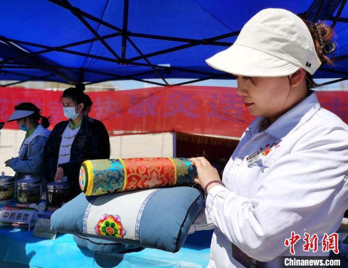 圖為青海省互助縣的中藥枕頭?！?zhí)砀?攝