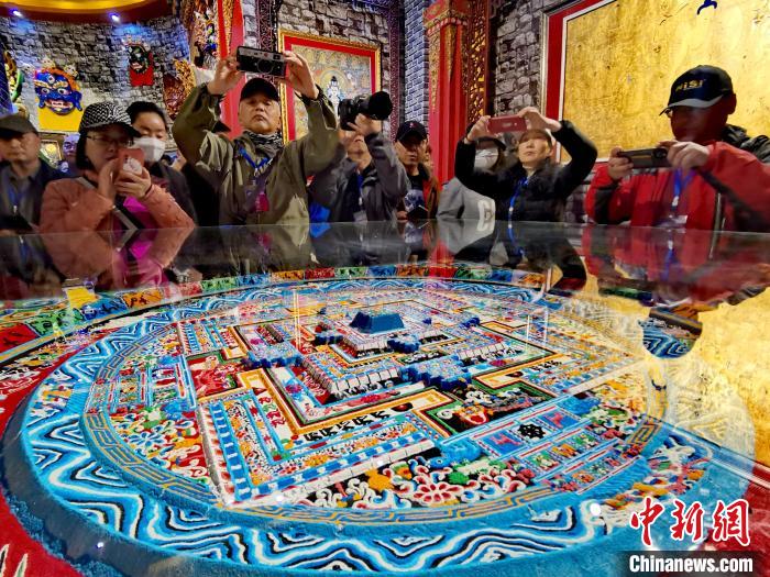 圖為參觀者拍攝壇城。　張?zhí)砀?攝