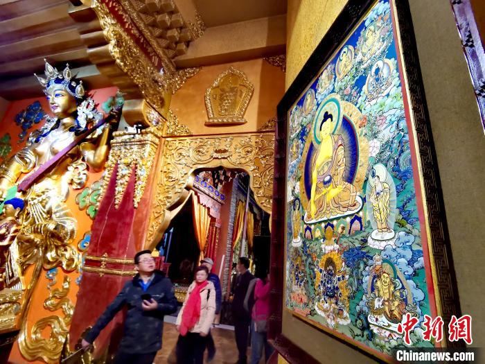 圖為仁俊畫院內(nèi)的唐卡?！?zhí)砀?攝