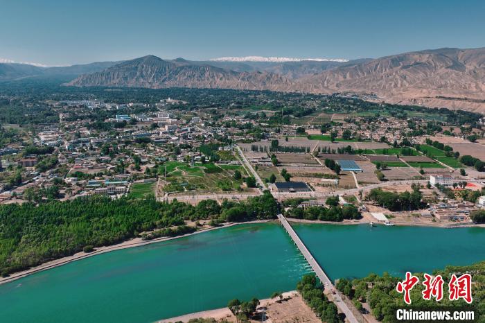 航拍青海貴德黃河岸畔綠意濃濃。　趙凜松 攝