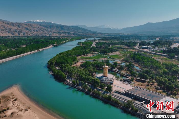 航拍青海貴德黃河岸畔綠意濃濃。　趙凜松 攝