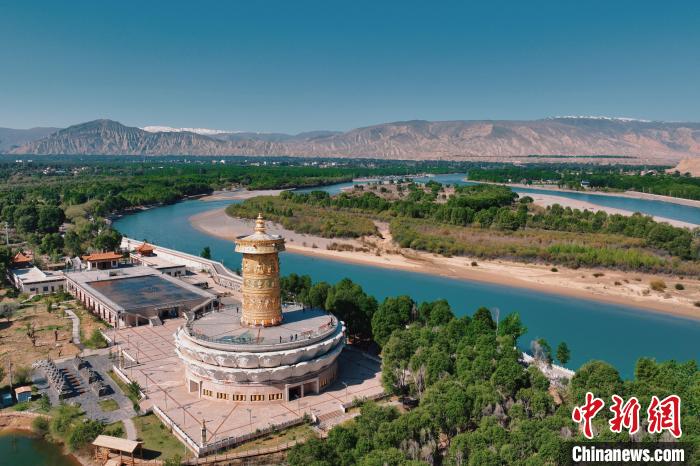 航拍青海貴德黃河岸畔綠意濃濃?！≮w凜松 攝