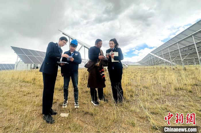 圖為稅務干部上門開展稅費輔導?！》劫F龍 攝