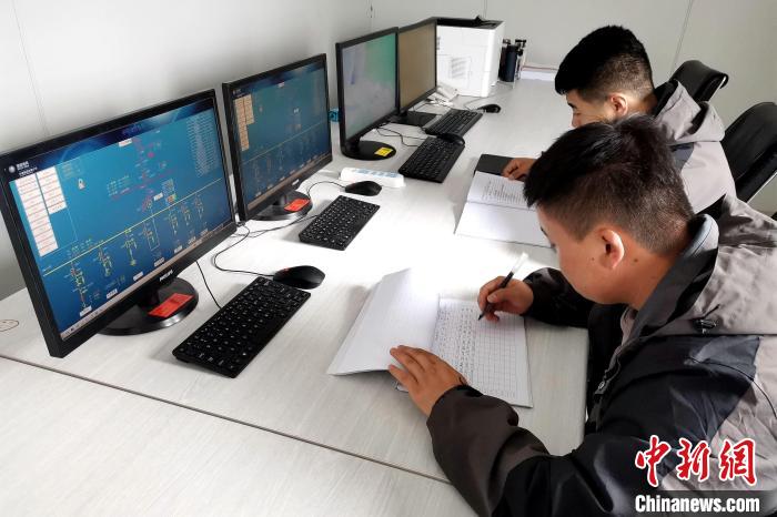 圖為光伏發(fā)電項目升壓站監(jiān)控室?！±铍h 攝