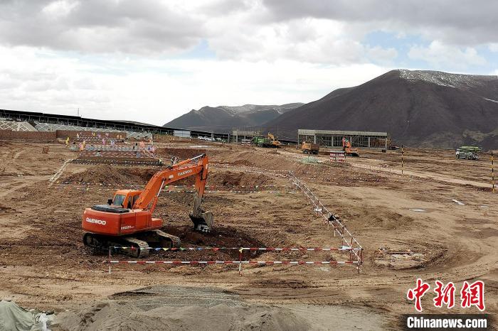 圖為光伏發(fā)電項目施工區(qū)正在抓緊施工?！±铍h 攝