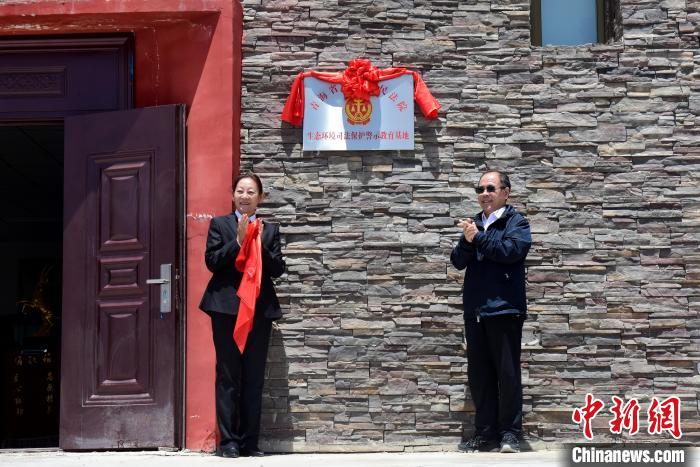 圖為揭牌儀式現(xiàn)場?！埢⒖?攝