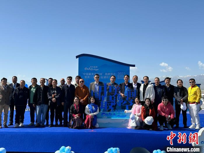 圖為國(guó)內(nèi)眾多詩(shī)人在茶卡鹽湖景區(qū)合影。　劉洋 攝