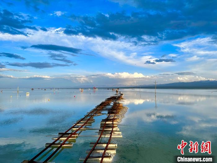 圖為茶卡鹽湖景區(qū)風(fēng)光?！⒀?攝