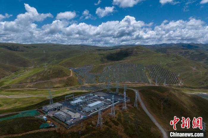 航拍建成投運(yùn)的柯拉一期光伏電站升壓站?！⒅铱?攝