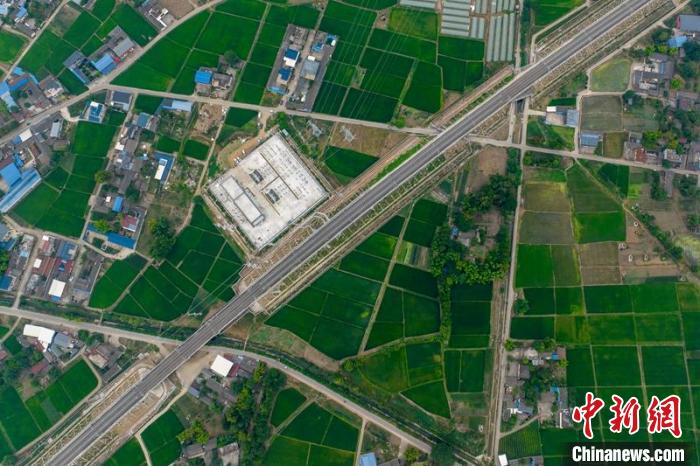 空中俯瞰綿竹牽引變電所和川青鐵路成黃段鐵路線。　劉忠俊 攝