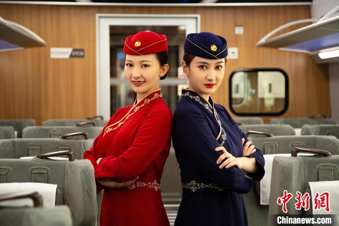 圖為整體色彩以“深藏青”和“喇嘛紅”為主調(diào)的西格段“復(fù)興號(hào)”動(dòng)車組乘務(wù)員新制服。　李磊 攝